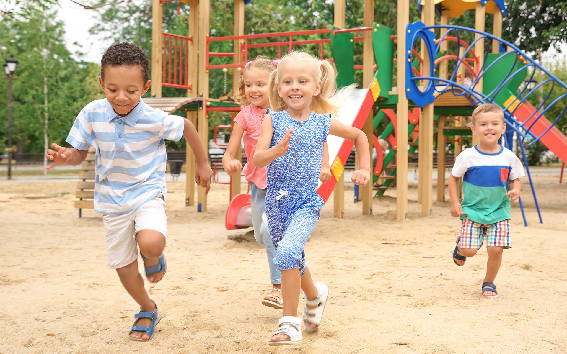 Kinderen die buiten spelen in de wijk